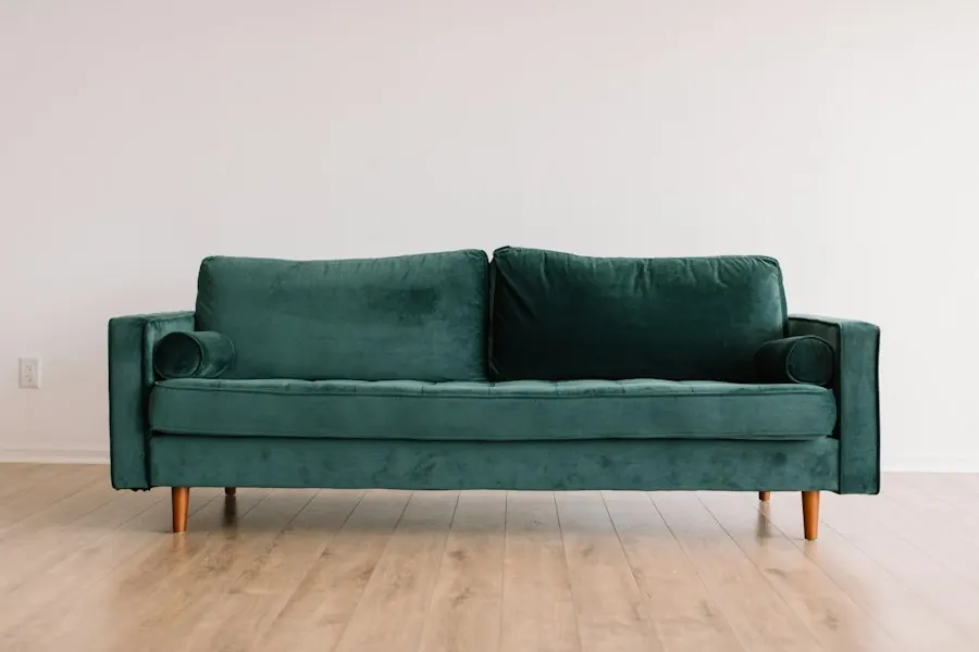 Sala com sofá verde e móveis de madeira, imagem ilustrativa